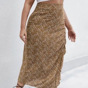 SHEIN Plus Ditsy Floral Ruffle Split Skirt